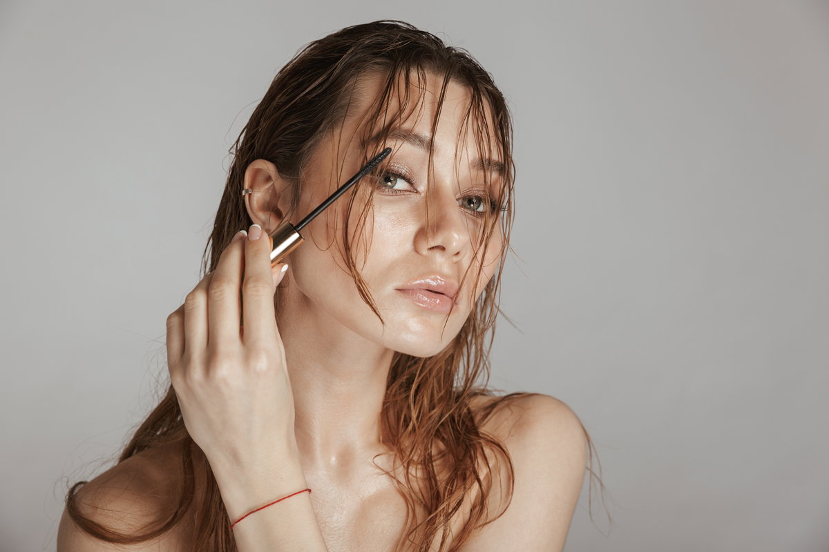 Frau trägt Mascara auf