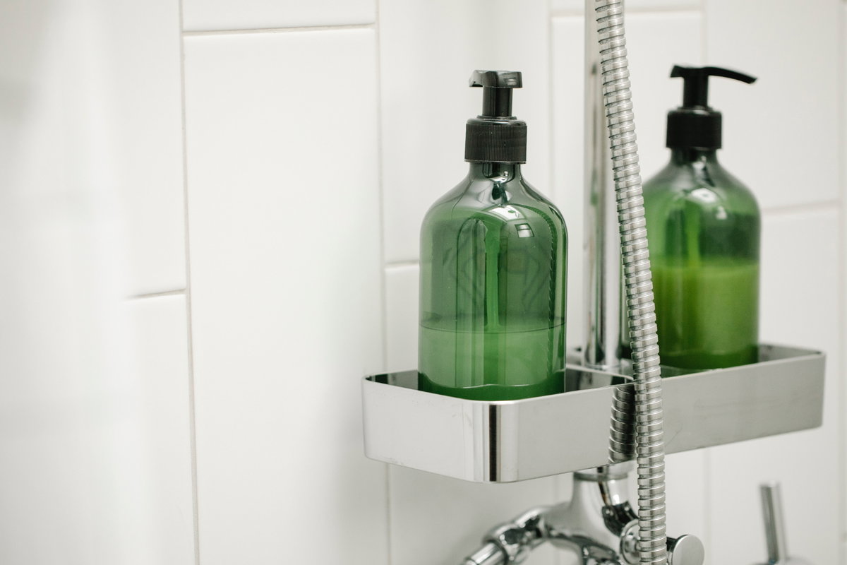Seife und Shampoo in der Dusche eines Hotelzimmers