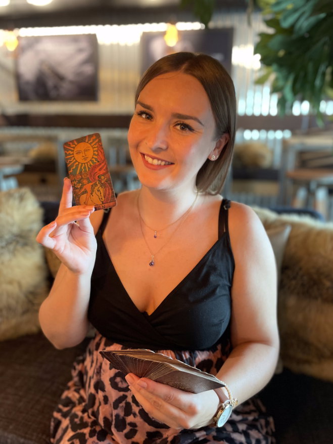 Die Tarot Expertin Bea Staack hält Tarot Karten hoch