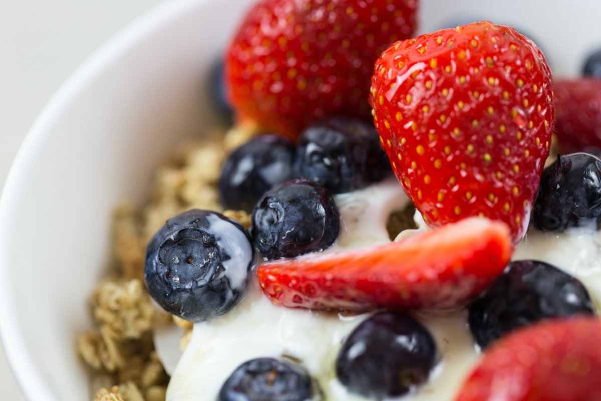 Beeren mit Haferflocken