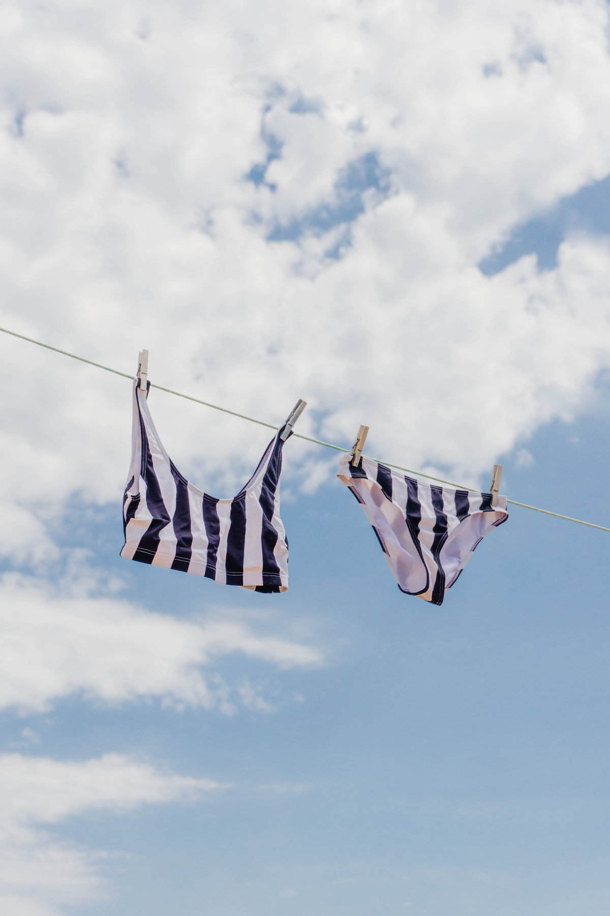 Bikinis auf Wäscheleine