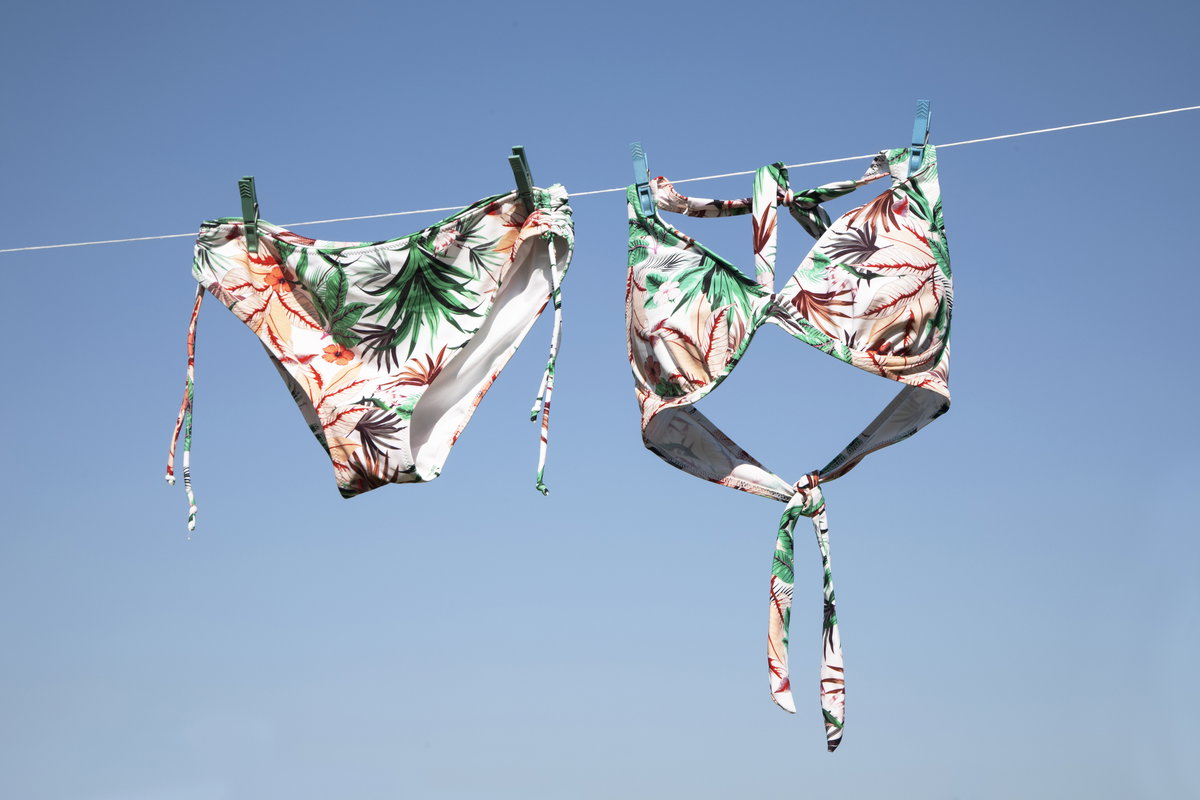 Bikinis auf Wäscheleine