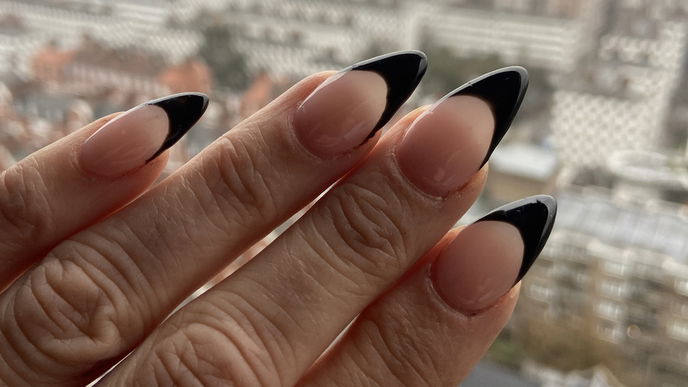 Nagel-Trend 2022: “Black French Tips” verpassen deinen Nägeln im Herbst ein elegantes Upgrade
