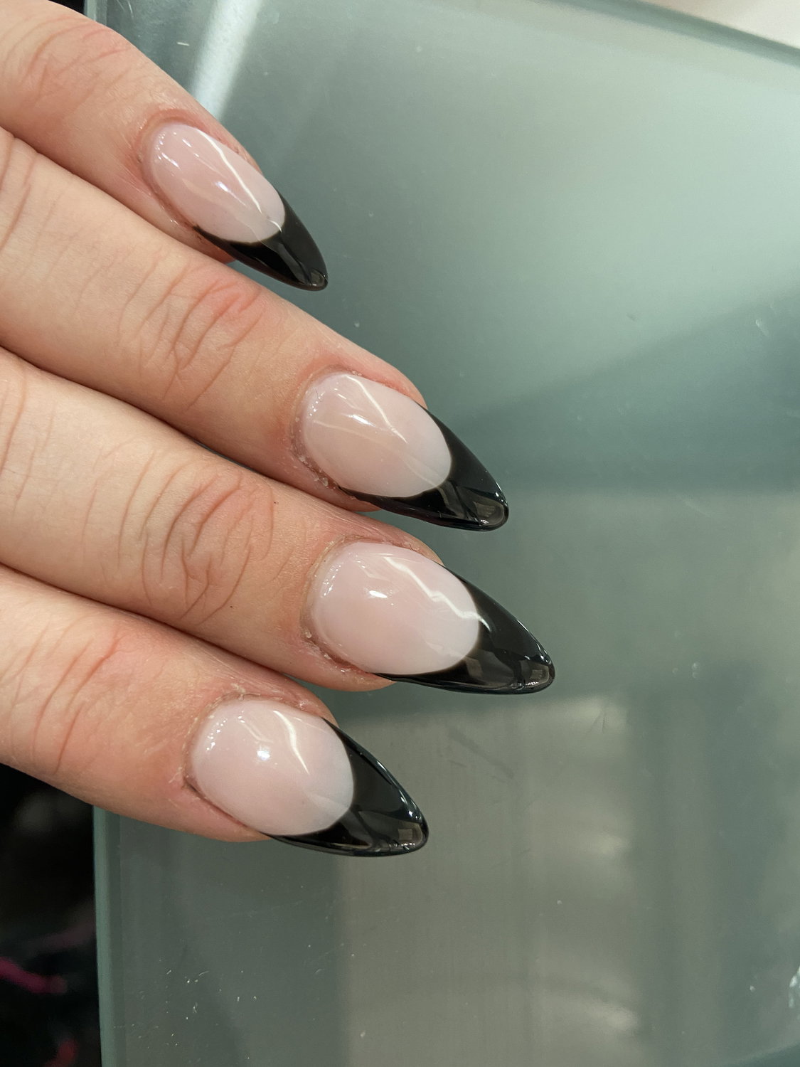 Schwarze Nagelspitze
