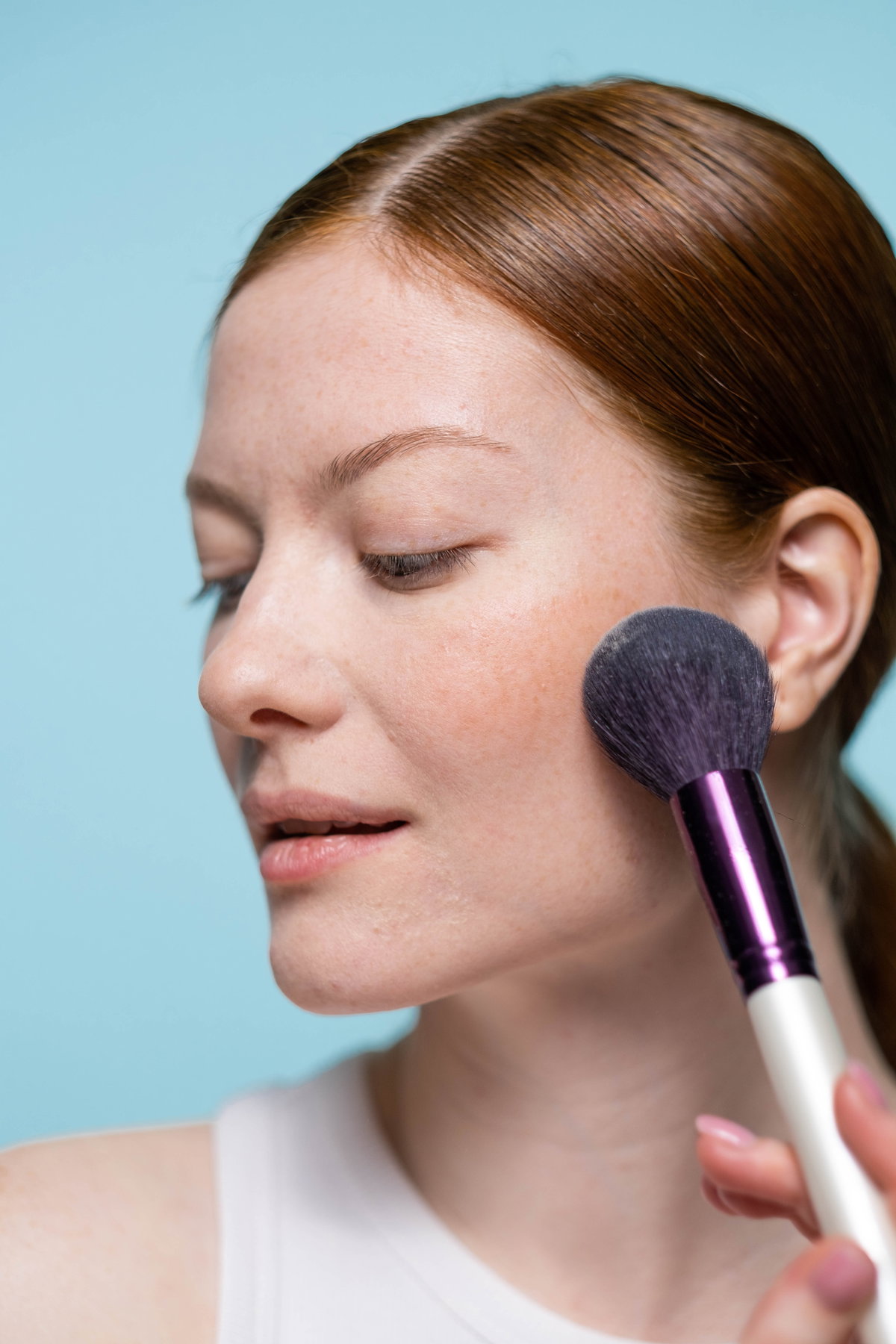 Frau trägt Blush auf