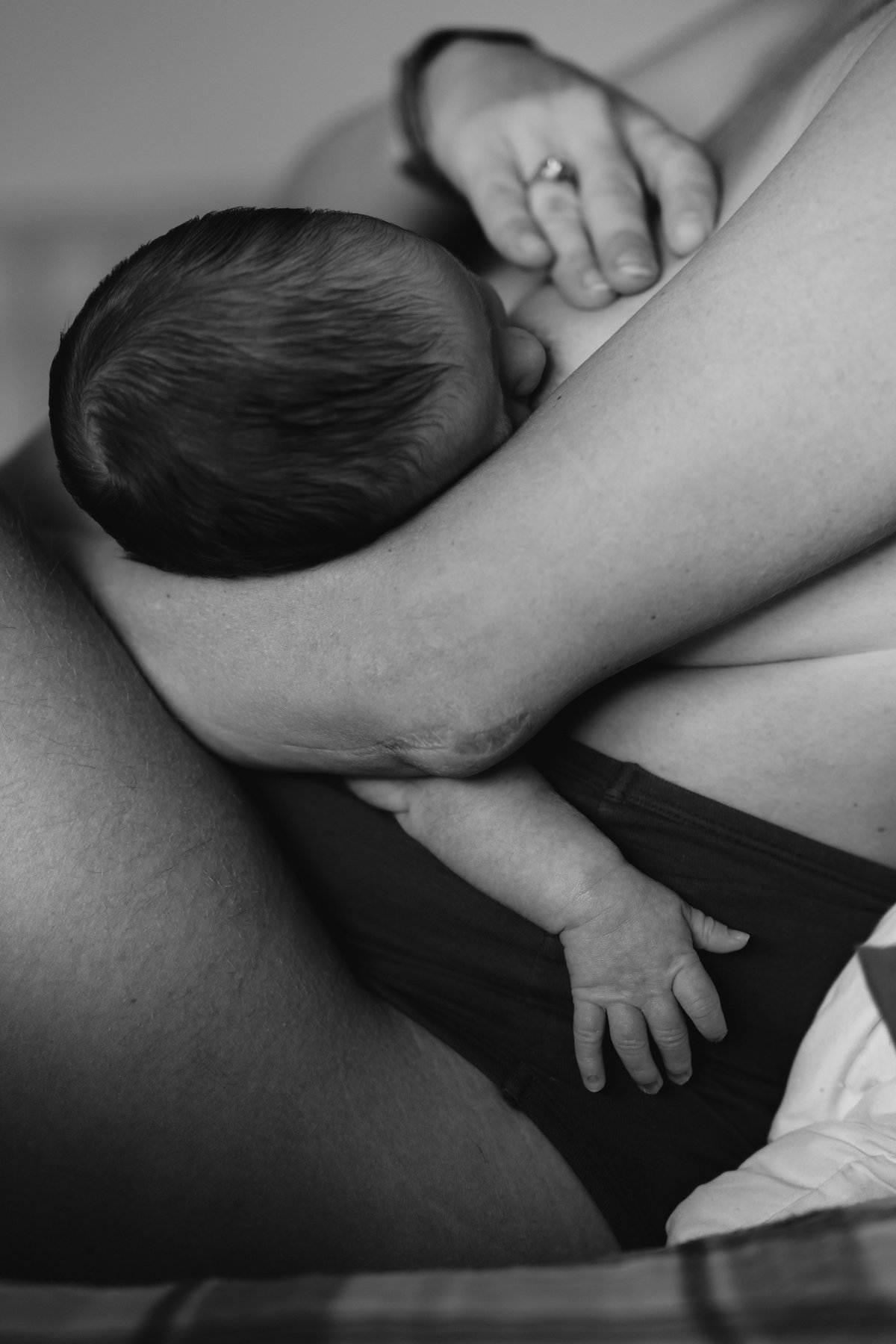 Baby wird gestillt