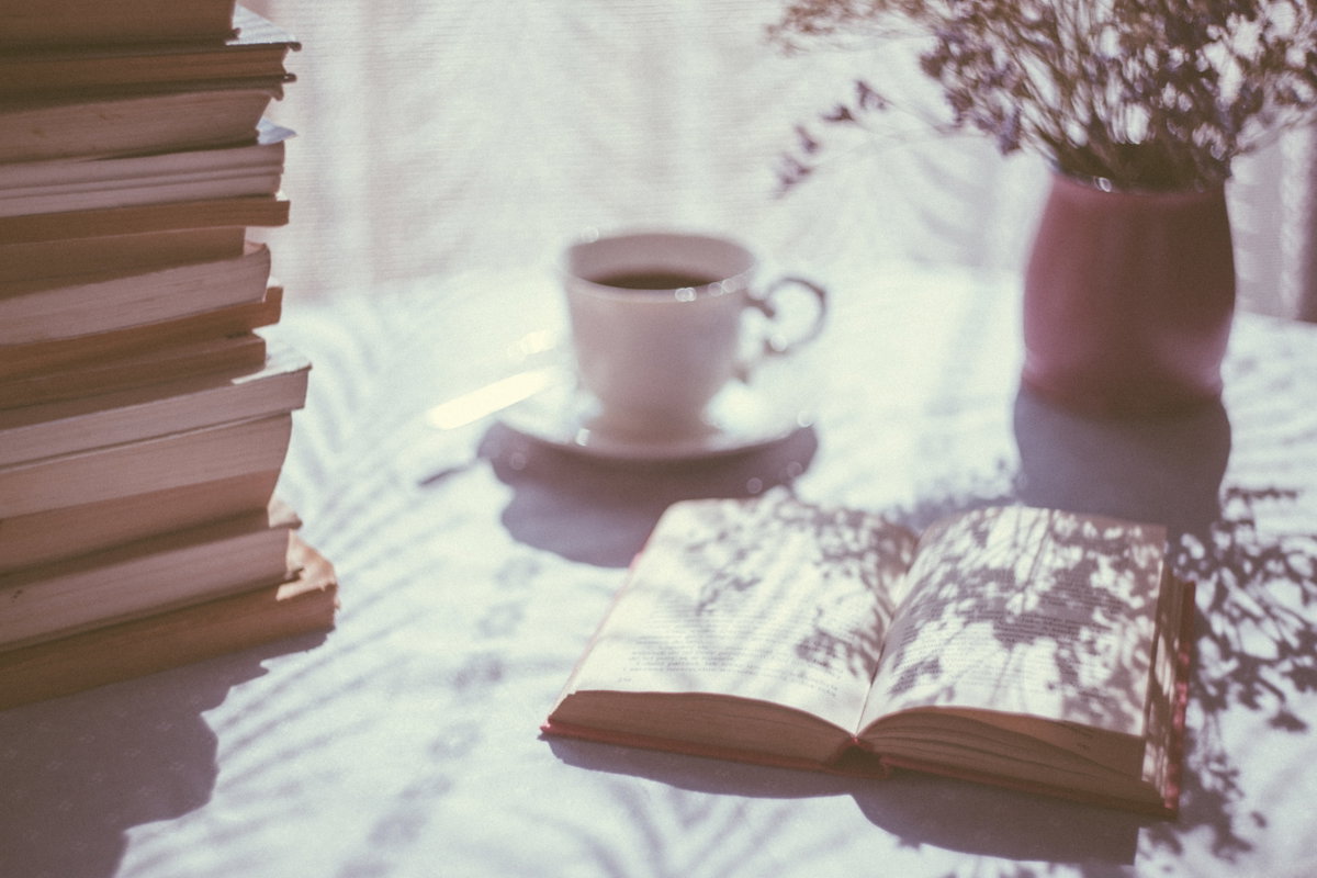 Buch liegt auf Tisch