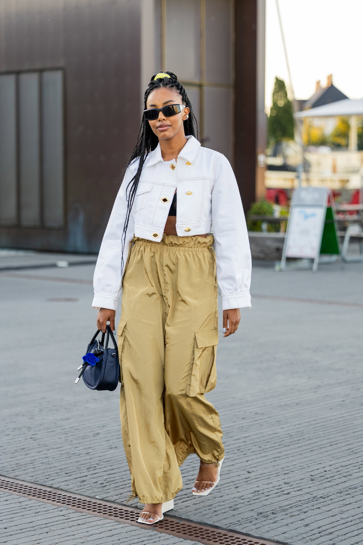 Frau trägt beige Cargohose