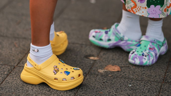 Schuh-Trend 2022: Crocs feiern ihre Wiedergeburt! Deshalb kommen die verhassten Schuhe zurück