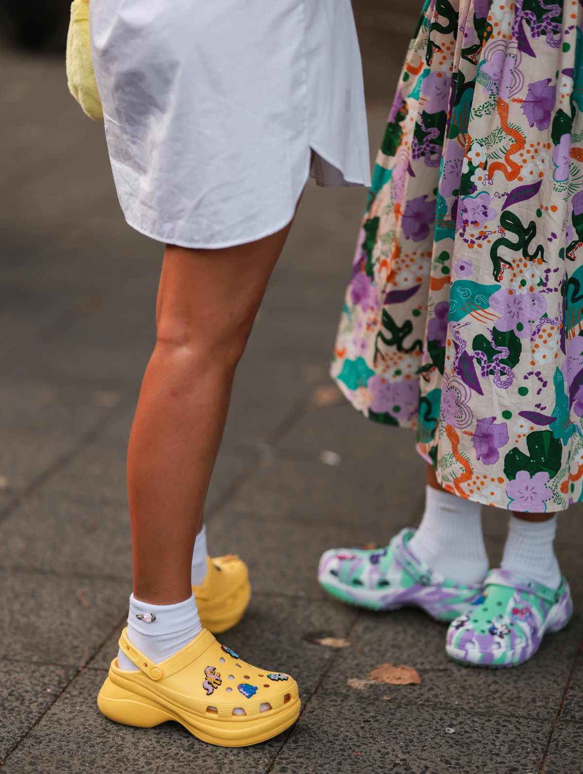 Zwei Paar bunte Crocs