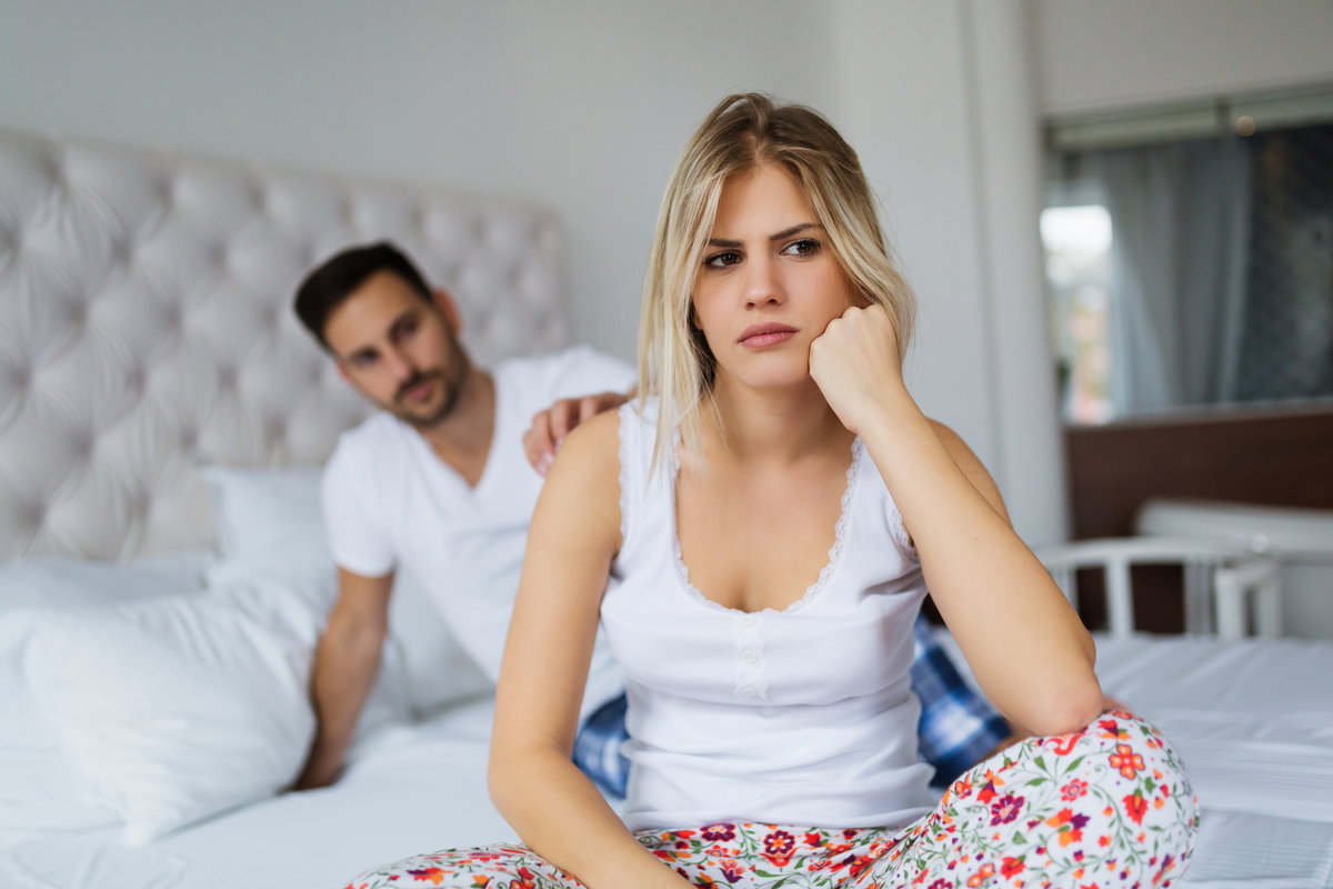 Wütende Frau im Bett