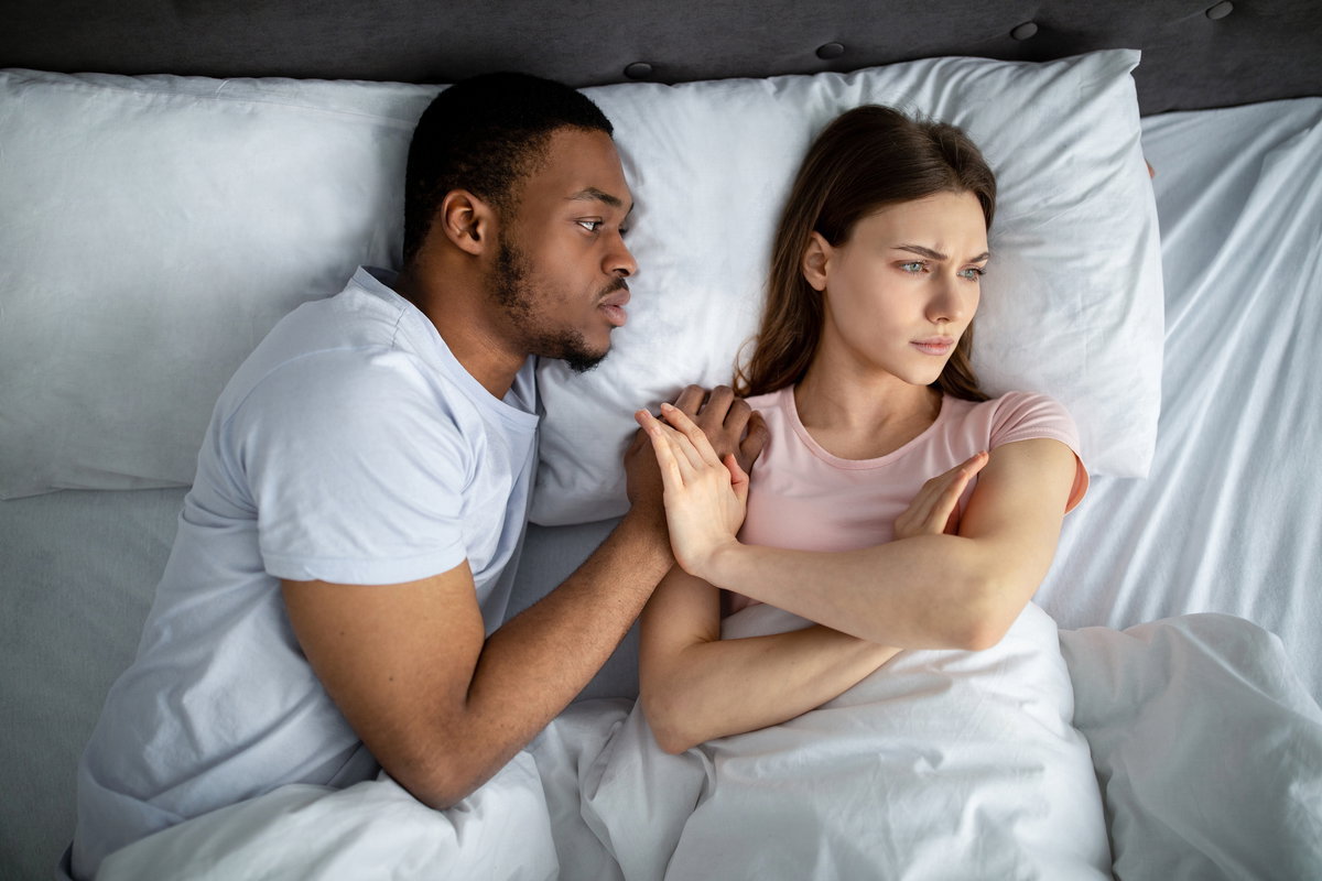 Frustriertes Paar im Bett