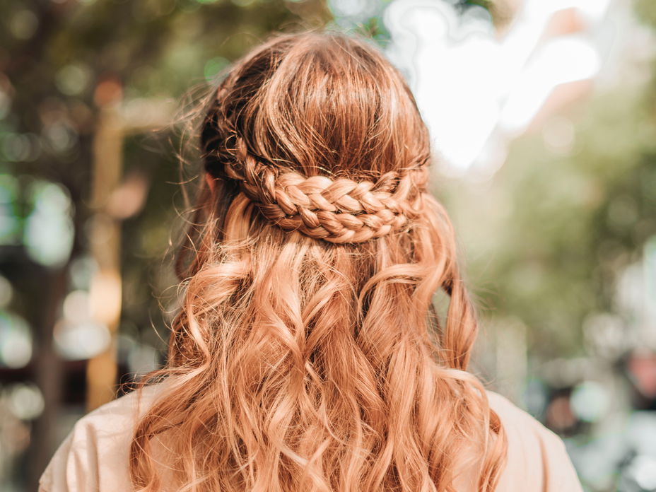Oktoberfest Flechtfrisuren: Frau mit geflochtenen Haaren