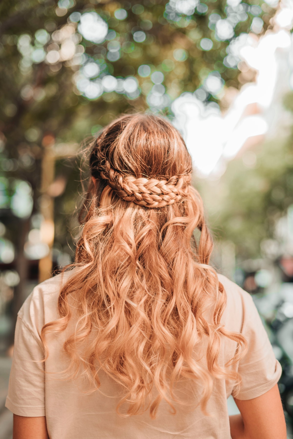 Oktoberfest Flechtfrisuren: Frau mit geflochtenen Haaren