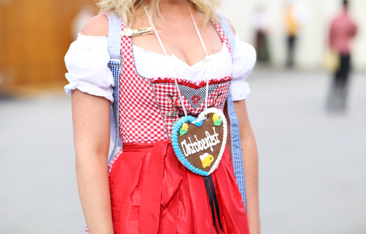 Frau in Dirndl