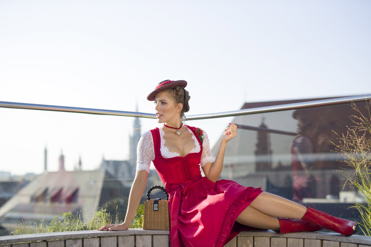 Rotes Dirndl
