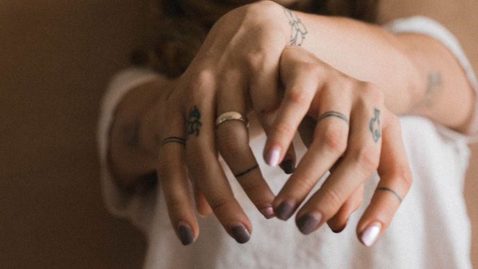 Finger-Tattoo: Die schönsten Motive, Haltbarkeit und Schmerzen