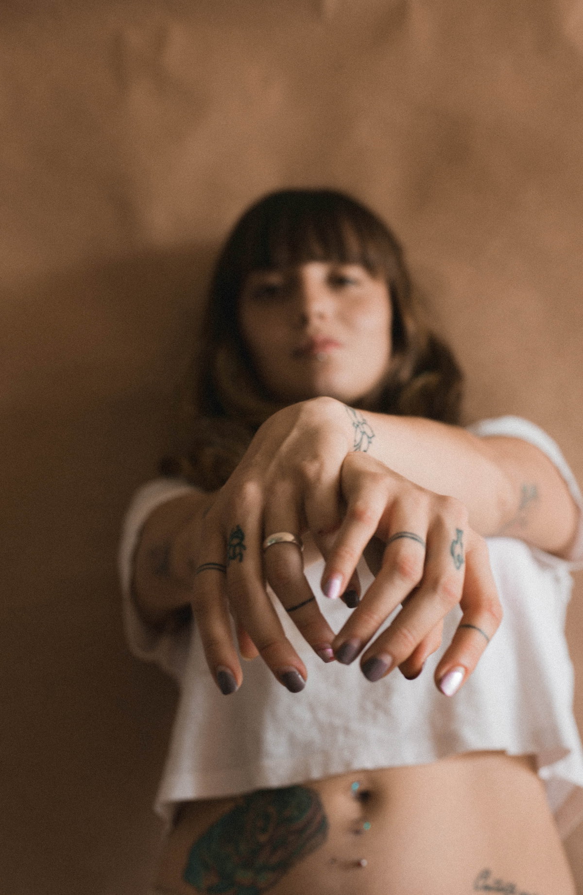 Frau mit Finger-Tattoos