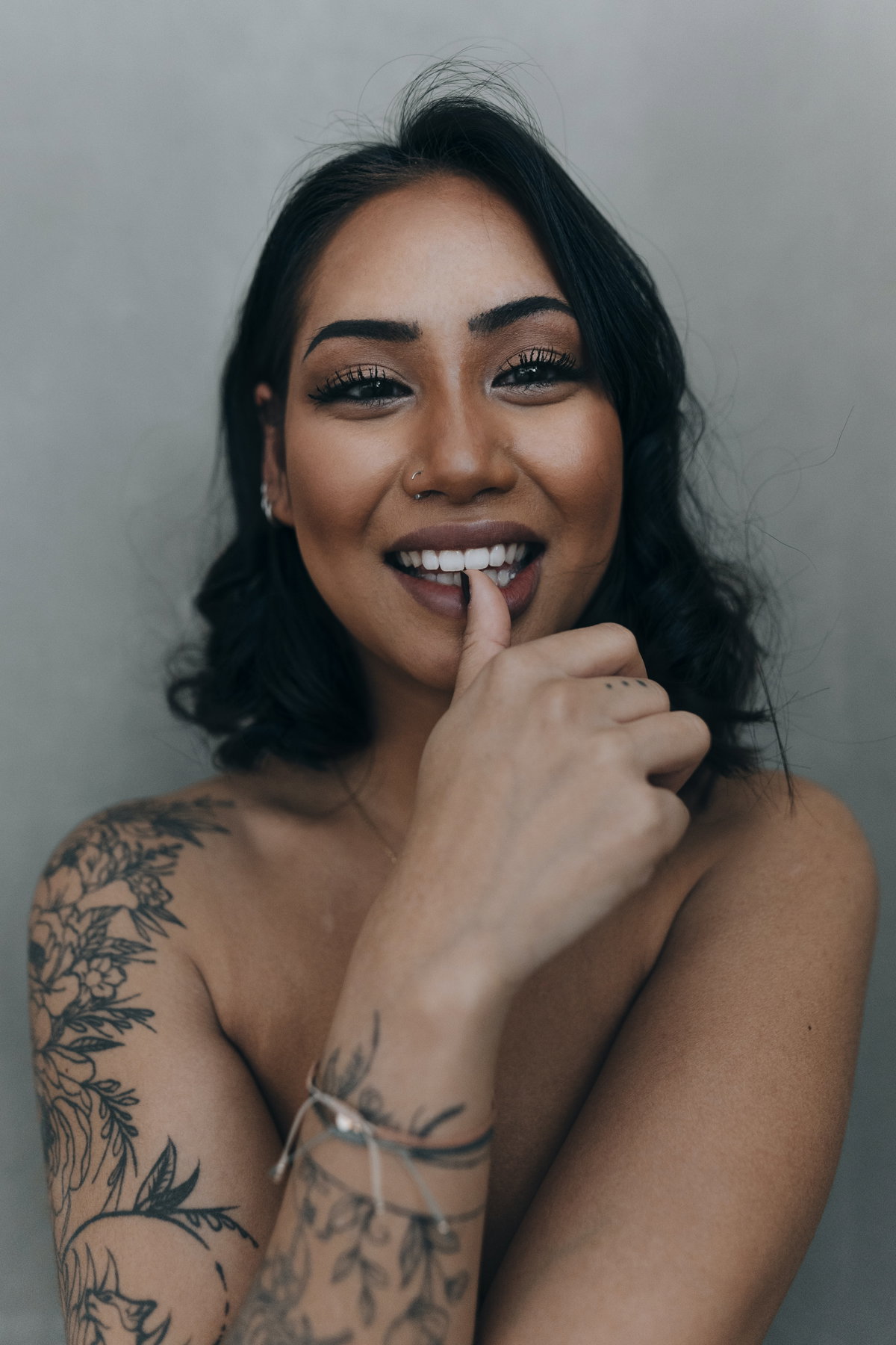 Frau mit Fingertattoo