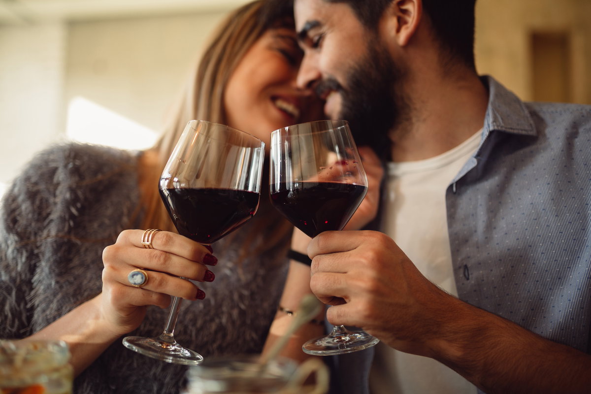 Frau und Mann trinken Rotwein
