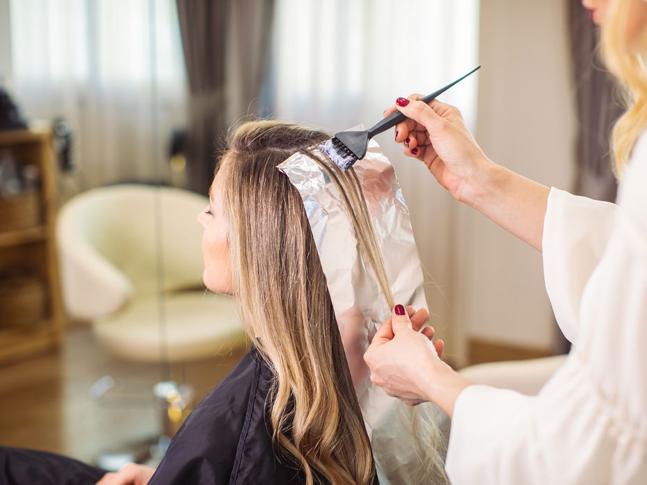 Frau beim Friseur