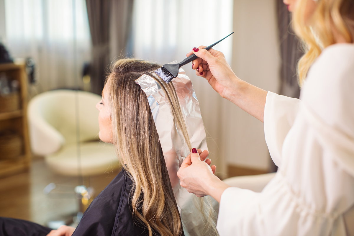 Frau beim Friseur
