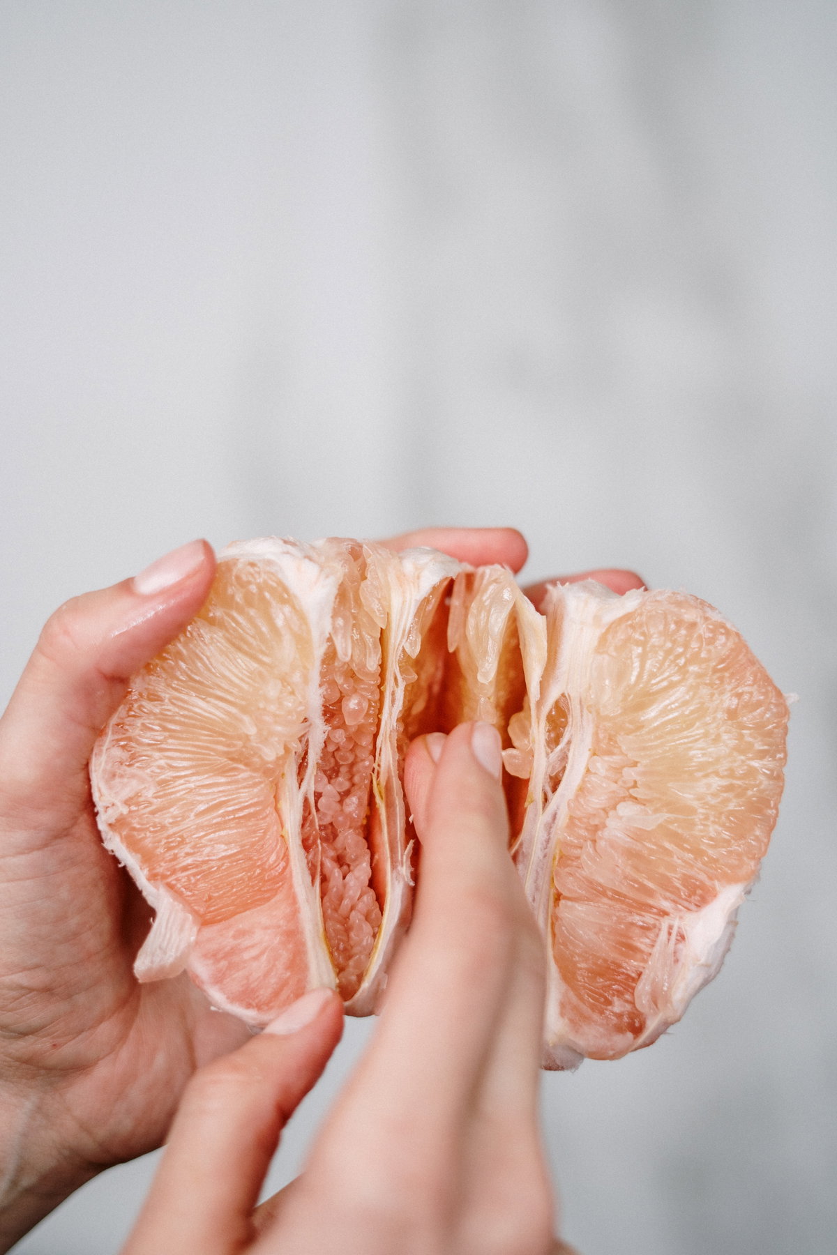 Finger in Frucht
