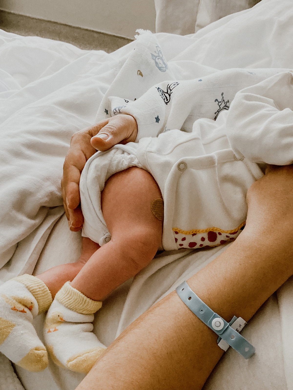 Frau und Baby nach der Geburt