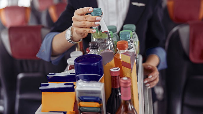 Flugbegleiterin verrät: Dieses Getränk solltest du niemals während des Flugs bestellen 