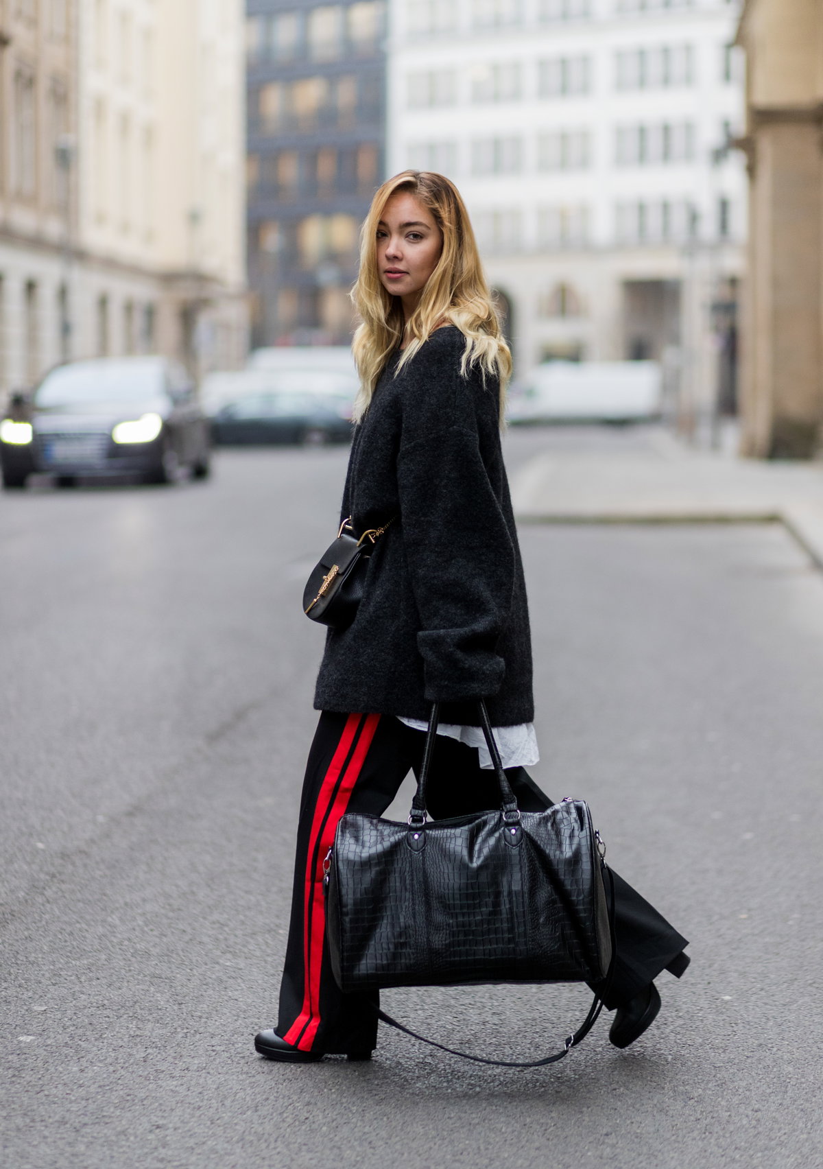 Frau mit schwarzer Reisetasche