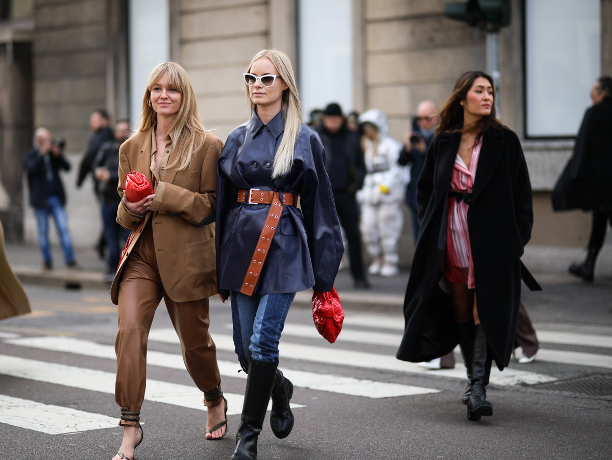 Frauen tragen Herbstmode