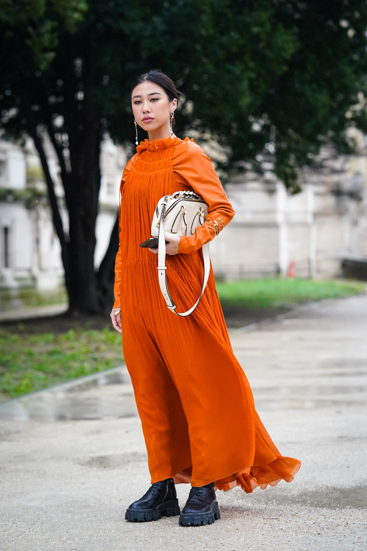 Frau im orangenen Kleid