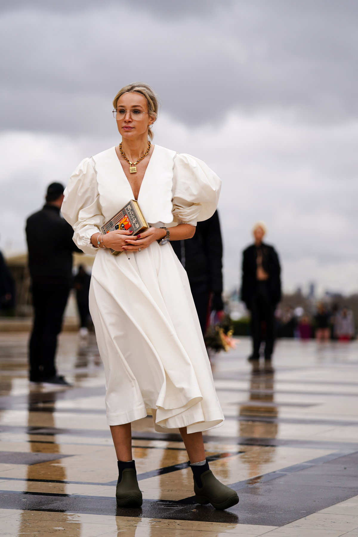 Weißes Kleid mit Rüschen