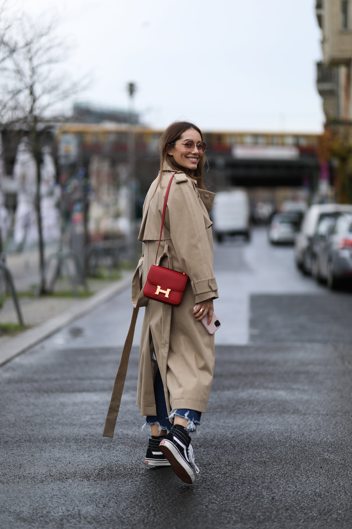 Frau trägt Jeans