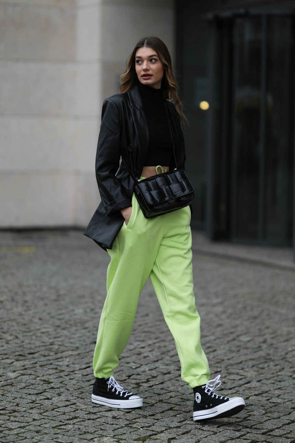 Frau trägt Sneaker