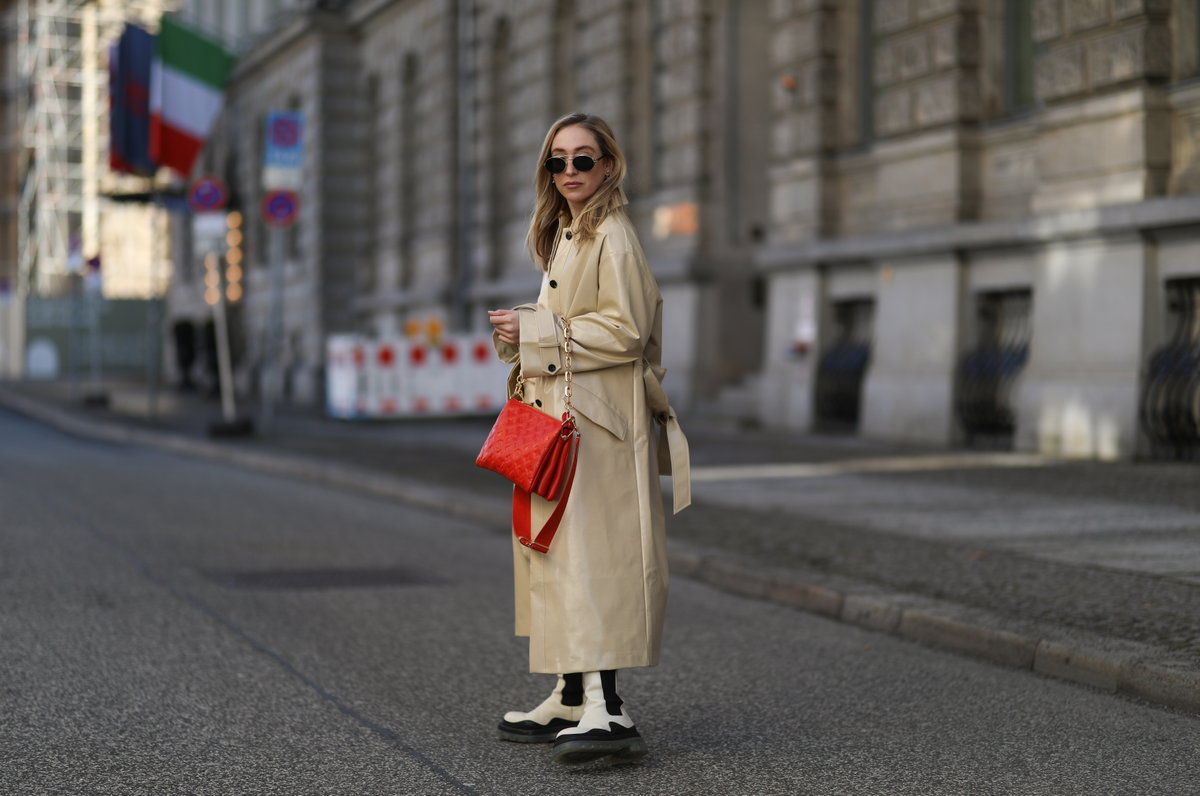 Frau trägt Trenchcoat