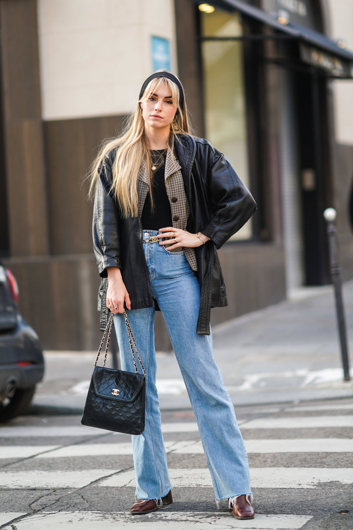 Frau trägt zernfranste Jeans