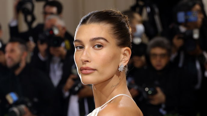 Beauty-Trend 2022: Auf diesen Mascara-Trick für Cat Eyes schwört Hailey Bieber
