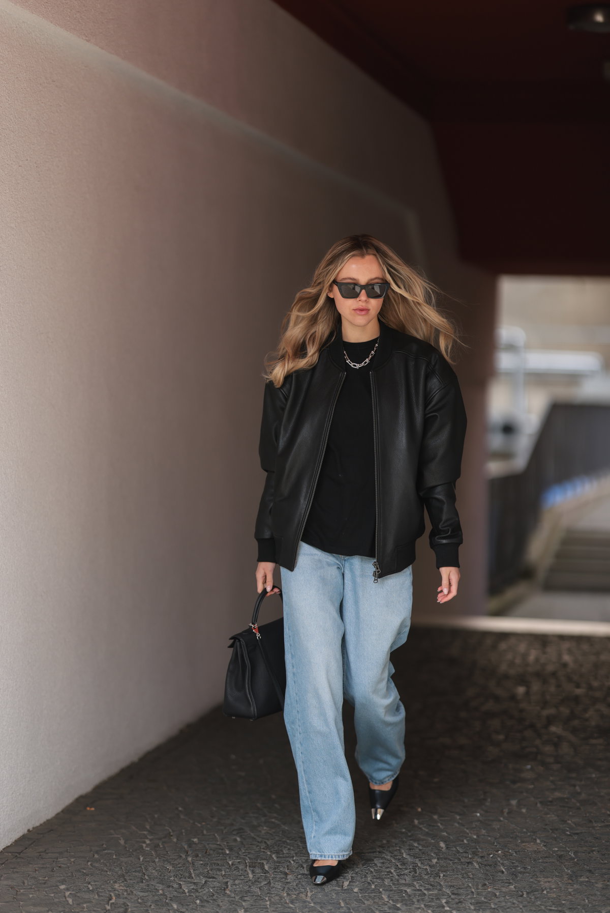 Frau trägt Jeans
