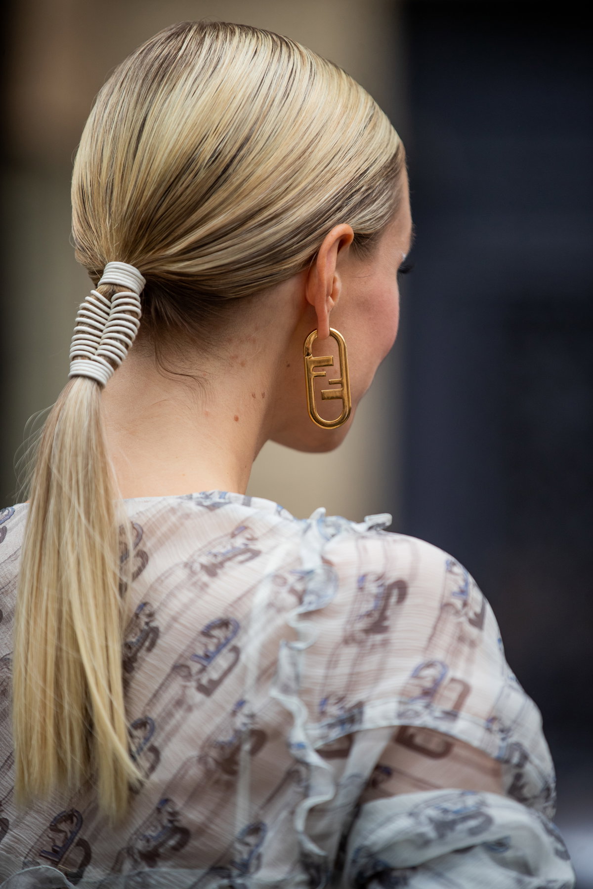 Leonie Hanne mit zurückgegelten Haaren