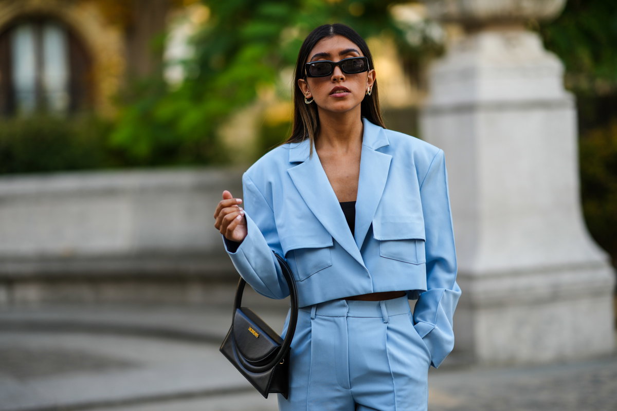 Frau im blauen Blazer