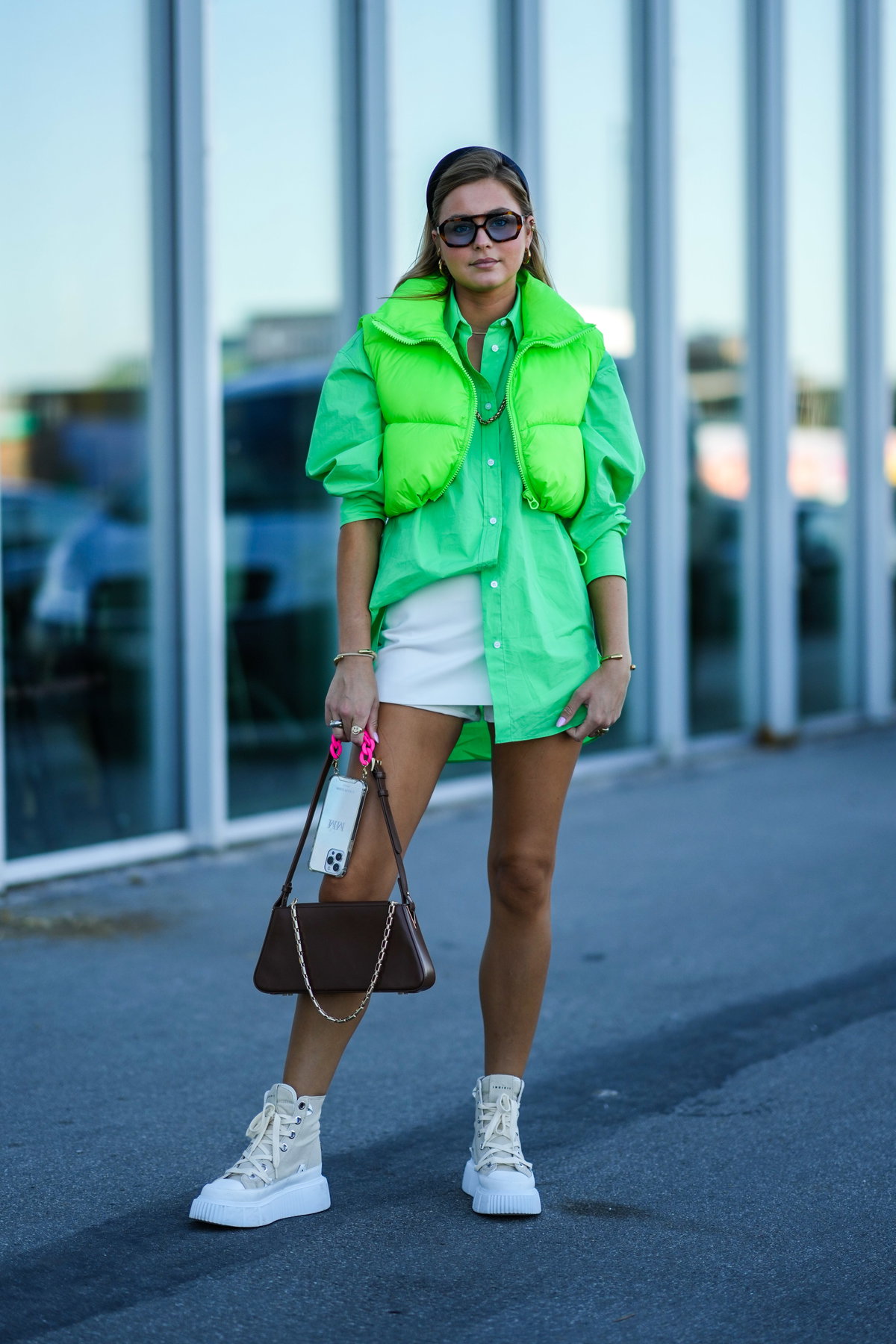 Frau trägt Sneaker