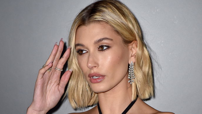Diese 5 süßen Finger-Tattoos gucken wir uns von den Stars ab