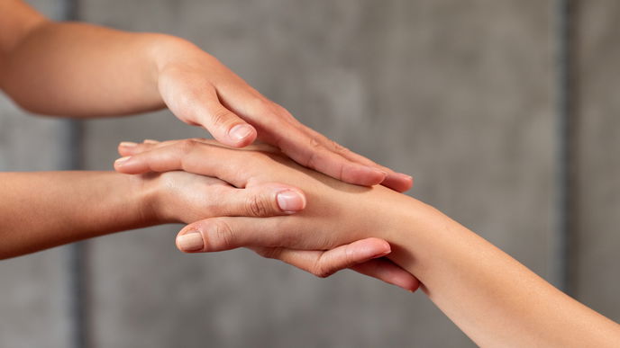 Handmassage: Mit dieser Schritt-für-Schritt-Anleitung schenkst du Entspannung