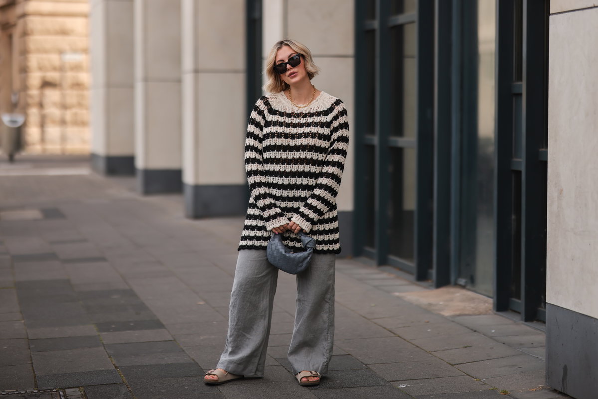 Frau mit langem Pullover