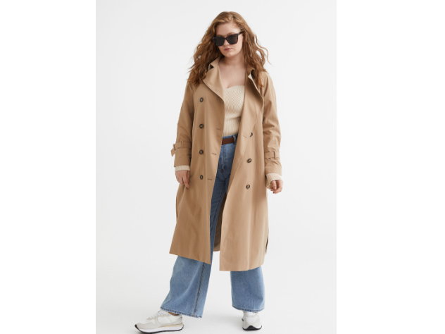 Dieser Trenchcoat von H&M im klassischen Beige ist unser günstiger Favorit für den Herbst, ca. 50 Euro 🛒.