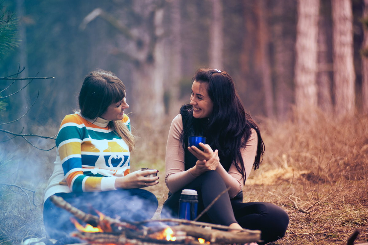 Frauen am Lagerfeuer