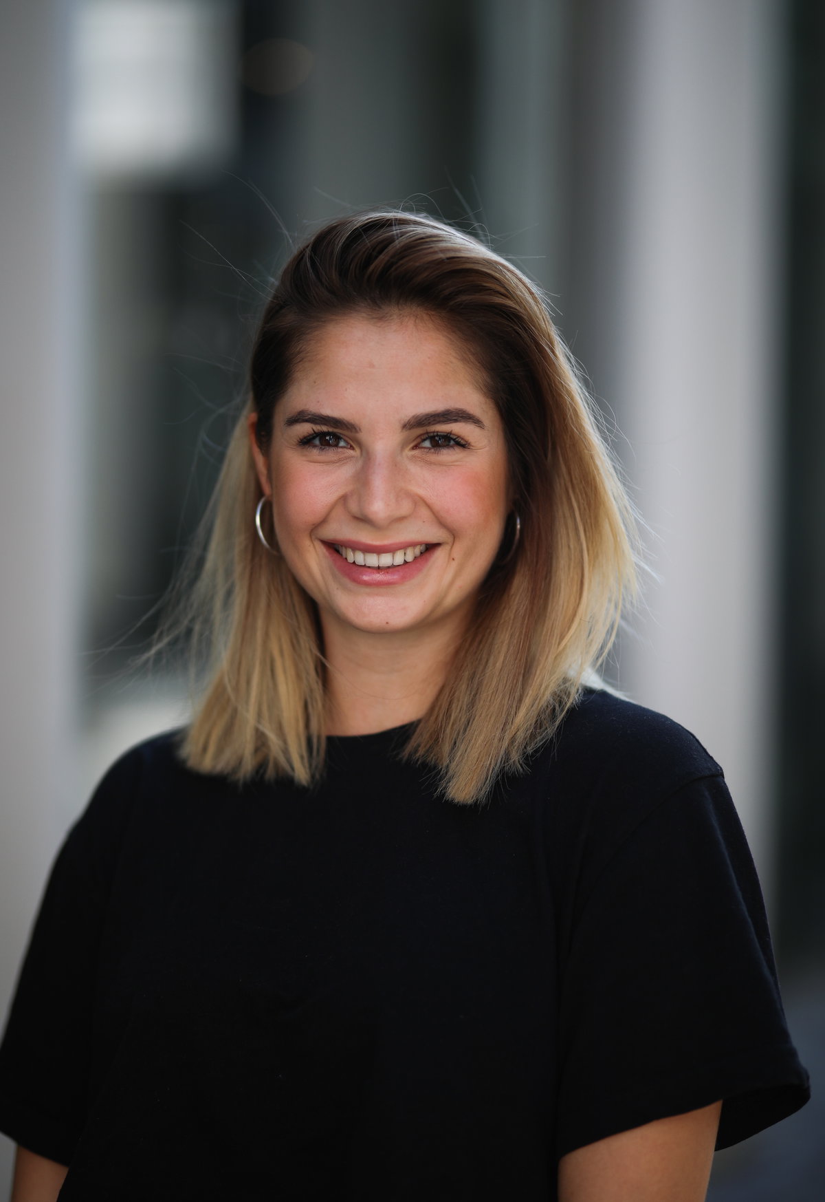 Frau mit blonden Highlights