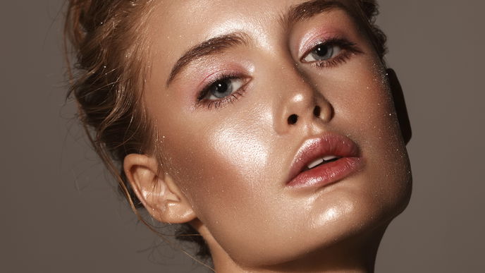 Make-up Hack: Dank "Strobing" strahlt dein Gesicht im Frühling