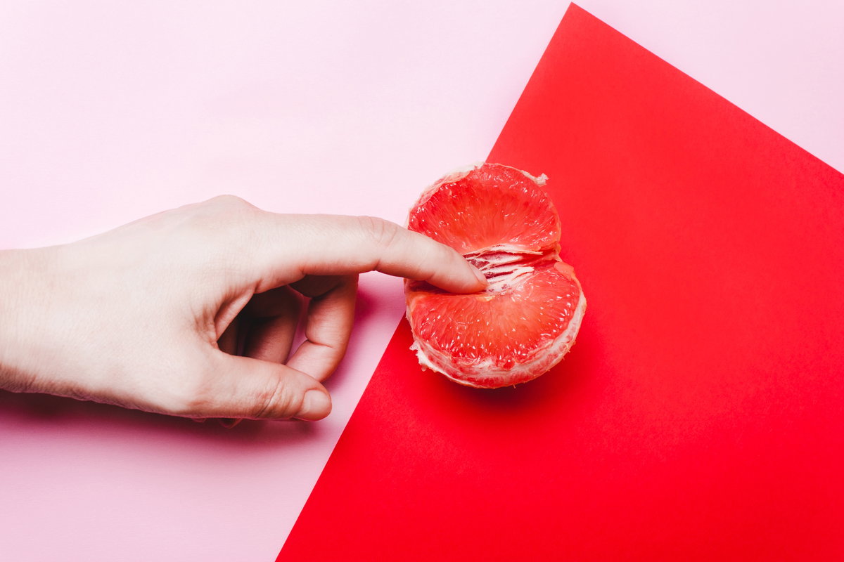 Grapefruit mit Finger